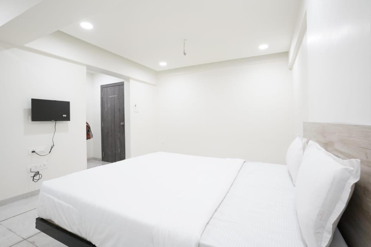 Hotel Bhakti Inn Nashik Bagian luar foto